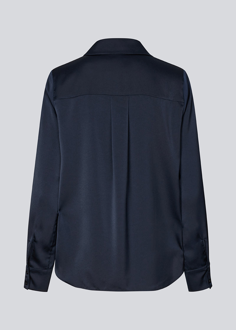 Klassisk skjorte i mørkeblå med knappelukning fortil i satin. Pietromd shirt har en løs pasform og skjorte krave.&nbsp;