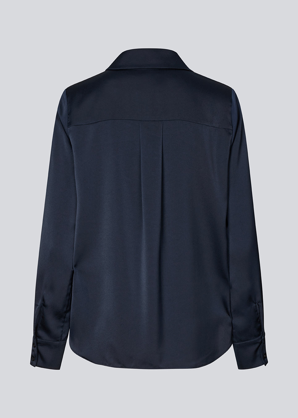 Klassisk skjorte i mørkeblå med knappelukning fortil i satin. Pietromd shirt har en løs pasform og skjorte krave.&nbsp;