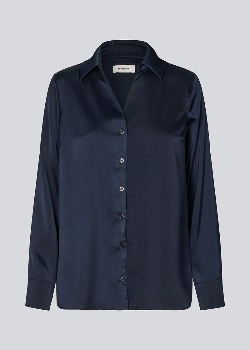 Klassisk skjorte i mørkeblå med knappelukning fortil i satin. Pietromd shirt har en løs pasform og skjorte krave.&nbsp;