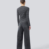 Tætsiddende t-shirt i ribbed jersey. Pilmd LS stripe t-shirt har lange ærmer og er lavet i 100% økologisk bomuld. Modellen er 175 cm og har en str. S/36 på.
