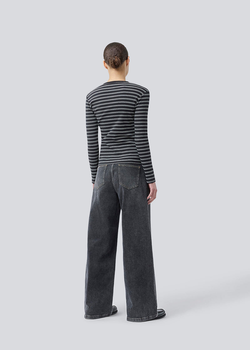 Tætsiddende t-shirt i ribbed jersey. Pilmd LS stripe t-shirt har lange ærmer og er lavet i 100% økologisk bomuld. Modellen er 175 cm og har en str. S/36 på.
