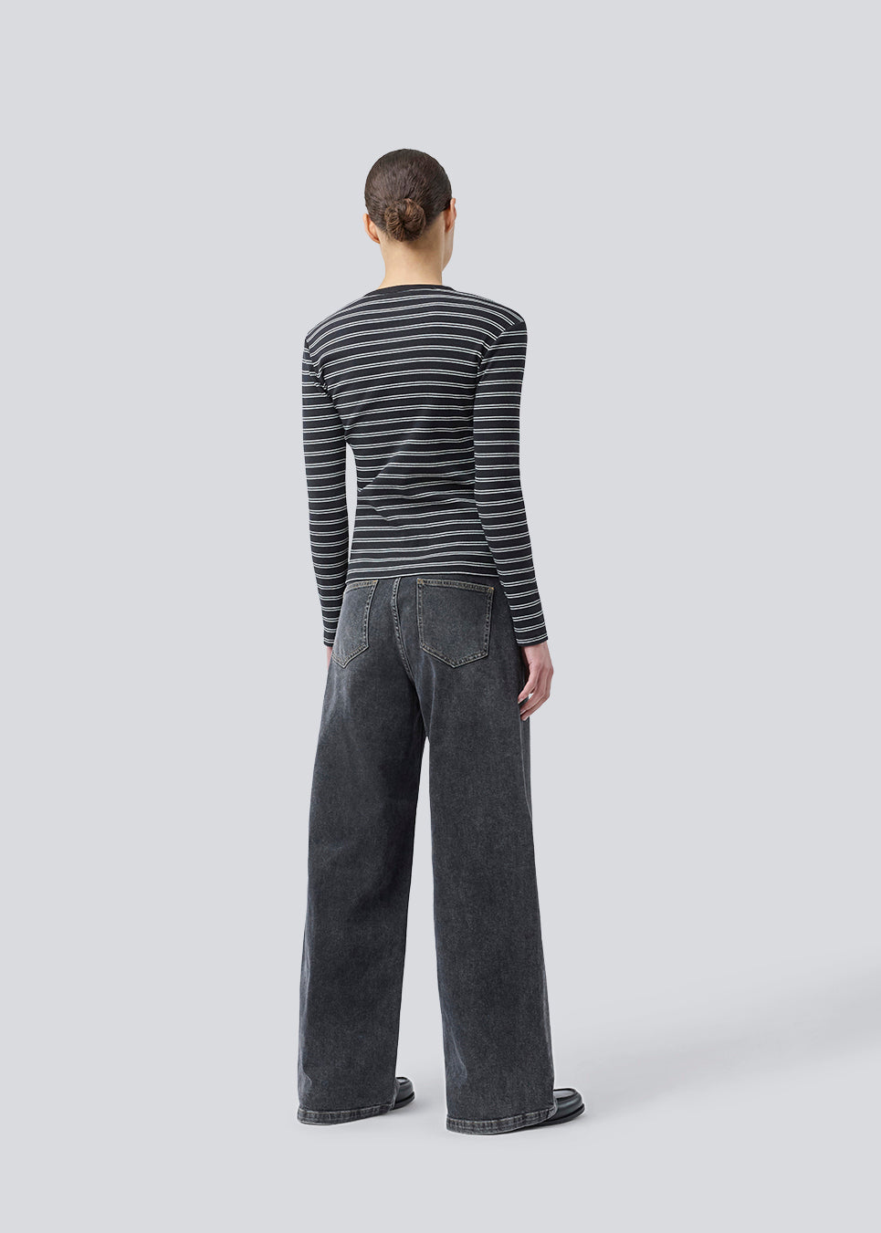 Tætsiddende t-shirt i ribbed jersey. Pilmd LS stripe t-shirt har lange ærmer og er lavet i 100% økologisk bomuld. Modellen er 175 cm og har en str. S/36 på.
