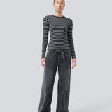 Tætsiddende t-shirt i ribbed jersey. Pilmd LS stripe t-shirt har lange ærmer og er lavet i 100% økologisk bomuld. Modellen er 175 cm og har en str. S/36 på.
