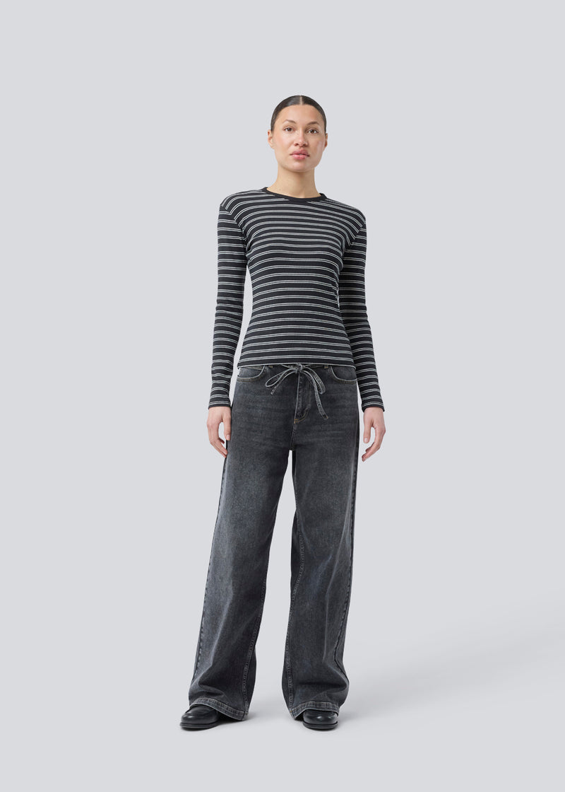 Tætsiddende t-shirt i ribbed jersey. Pilmd LS stripe t-shirt har lange ærmer og er lavet i 100% økologisk bomuld. Modellen er 175 cm og har en str. S/36 på.
