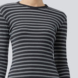 Tætsiddende t-shirt i ribbed jersey. Pilmd LS stripe t-shirt har lange ærmer og er lavet i 100% økologisk bomuld. Modellen er 175 cm og har en str. S/36 på.
