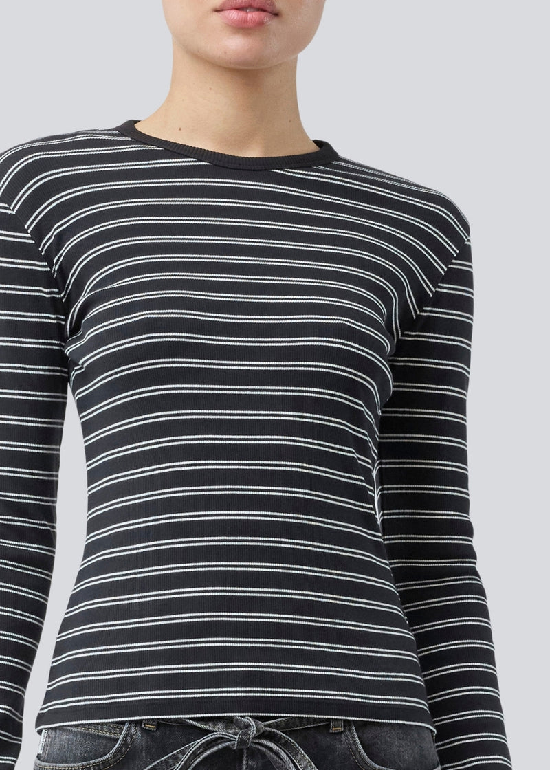 Tætsiddende t-shirt i ribbed jersey. Pilmd LS stripe t-shirt har lange ærmer og er lavet i 100% økologisk bomuld. Modellen er 175 cm og har en str. S/36 på.
