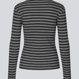Tætsiddende t-shirt i ribbed jersey. Pilmd LS stripe t-shirt har lange ærmer og er lavet i 100% økologisk bomuld. Modellen er 175 cm og har en str. S/36 på.

