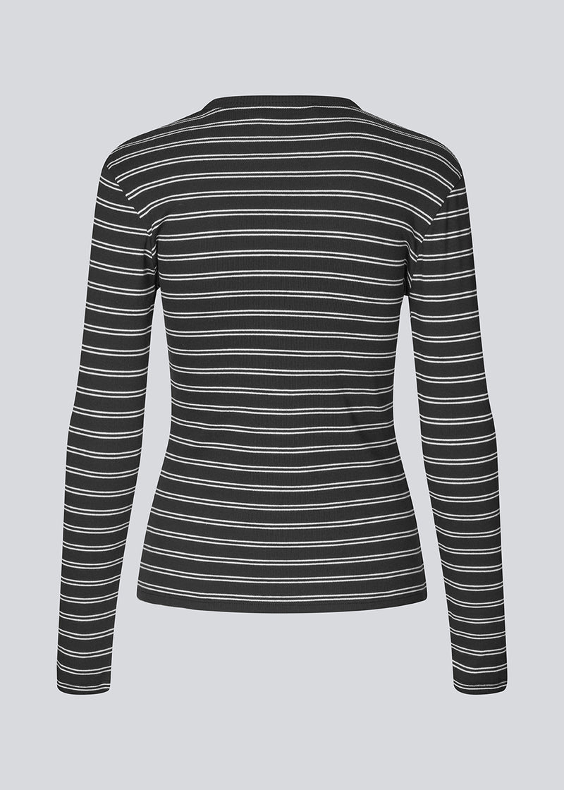 Tætsiddende t-shirt i ribbed jersey. Pilmd LS stripe t-shirt har lange ærmer og er lavet i 100% økologisk bomuld. Modellen er 175 cm og har en str. S/36 på.
