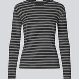 Tætsiddende t-shirt i ribbed jersey. Pilmd LS stripe t-shirt har lange ærmer og er lavet i 100% økologisk bomuld. Modellen er 175 cm og har en str. S/36 på.
