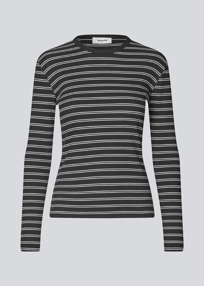 Tætsiddende t-shirt i ribbed jersey. Pilmd LS stripe t-shirt har lange ærmer og er lavet i 100% økologisk bomuld. Modellen er 175 cm og har en str. S/36 på.
