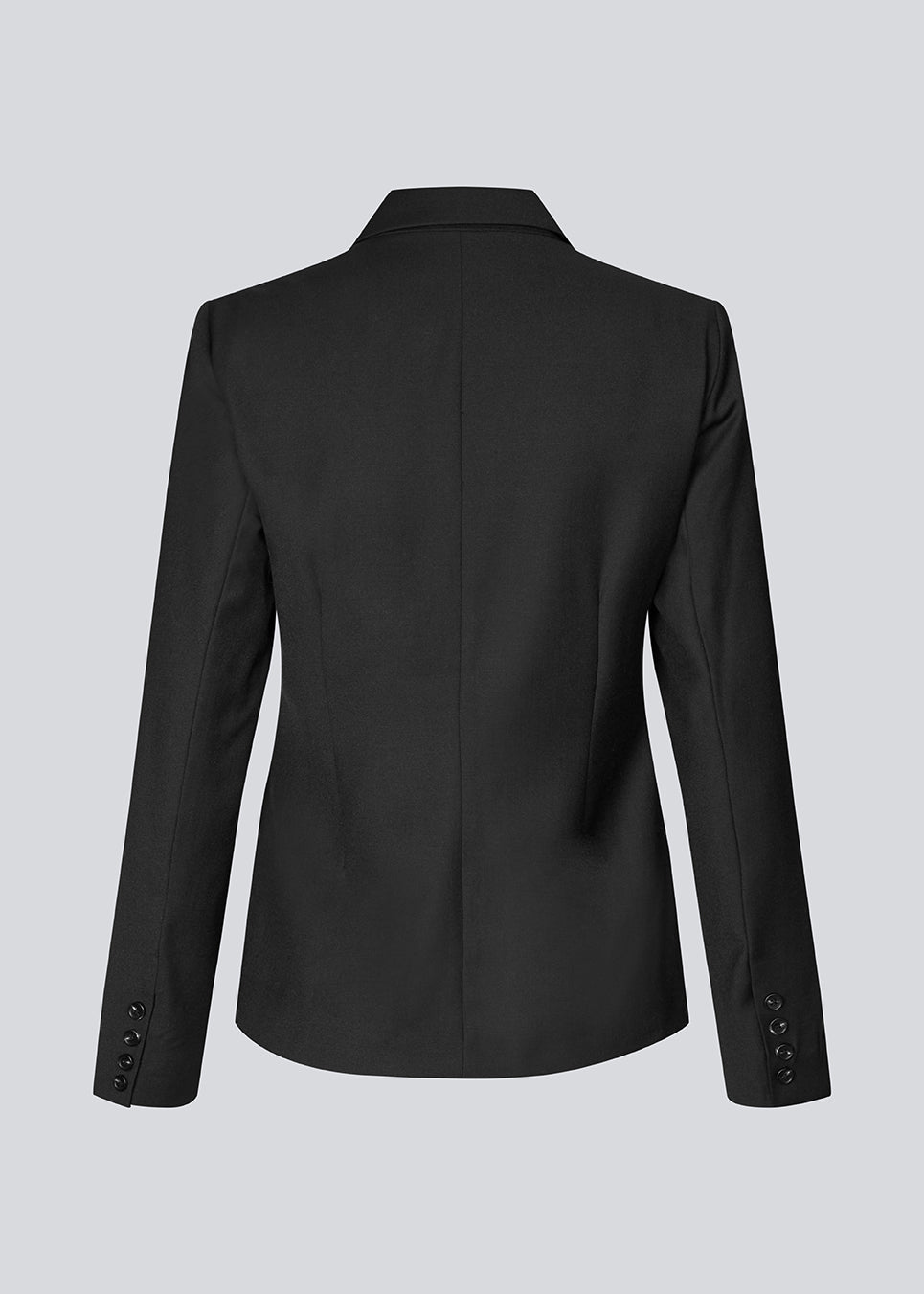 Let figursyet blazer i sort med v-udskæring og knappelukning fortil. Piloumd blazer har to lommer fortil og en slids ved ærmet med knappelukning.&nbsp;