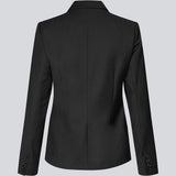 Let figursyet blazer i sort med v-udskæring og knappelukning fortil. Piloumd blazer har to lommer fortil og en slids ved ærmet med knappelukning.&nbsp;