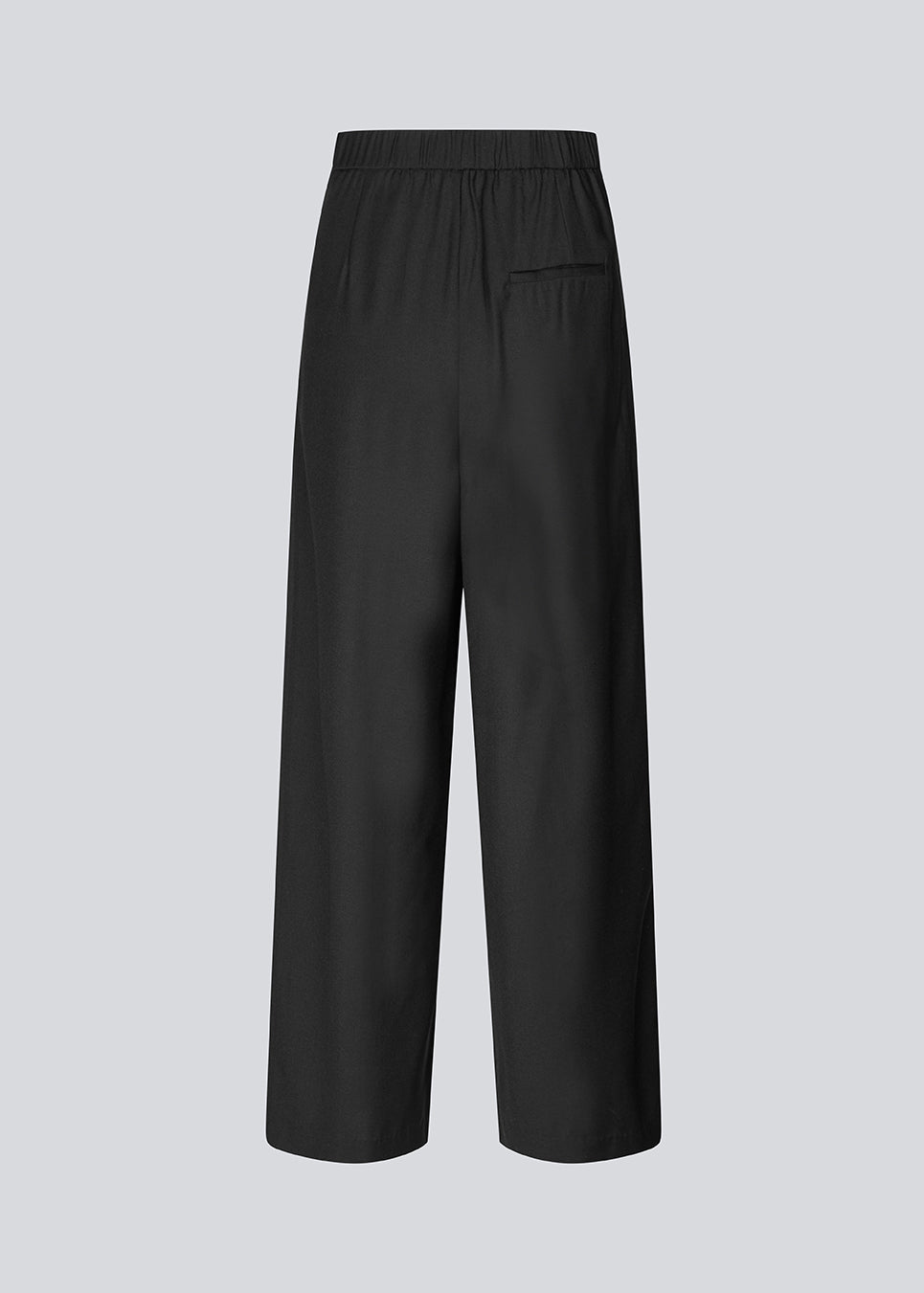 Sorte bukser med brede ben, læg og elastisk talje. Piloumd pants har sidelommer og en lynlås med knappelukning i siden. Modellen er 175 cm og har en str S/36 &nbsp;på.