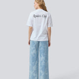 Løs t-shirt med print i 100% bomuld. Pipemd t-shirt har en oversize pasform og en rund &nbsp;hals. Modellen er 175 cm og har en str S/36 &nbsp;på.