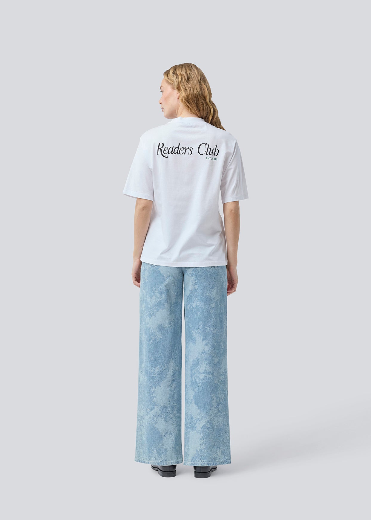 Løs t-shirt med print i 100% bomuld. Pipemd t-shirt har en oversize pasform og en rund &nbsp;hals. Modellen er 175 cm og har en str S/36 &nbsp;på.