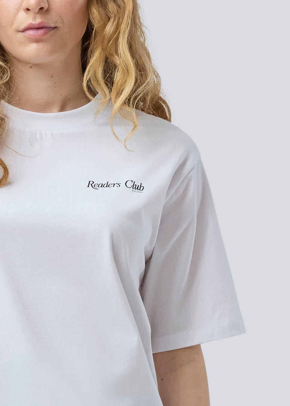 Løs t-shirt med print i 100% bomuld. Pipemd t-shirt har en oversize pasform og en rund &nbsp;hals. Modellen er 175 cm og har en str S/36 &nbsp;på.