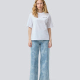 Løs t-shirt med print i 100% bomuld. Pipemd t-shirt har en oversize pasform og en rund &nbsp;hals. Modellen er 175 cm og har en str S/36 &nbsp;på.