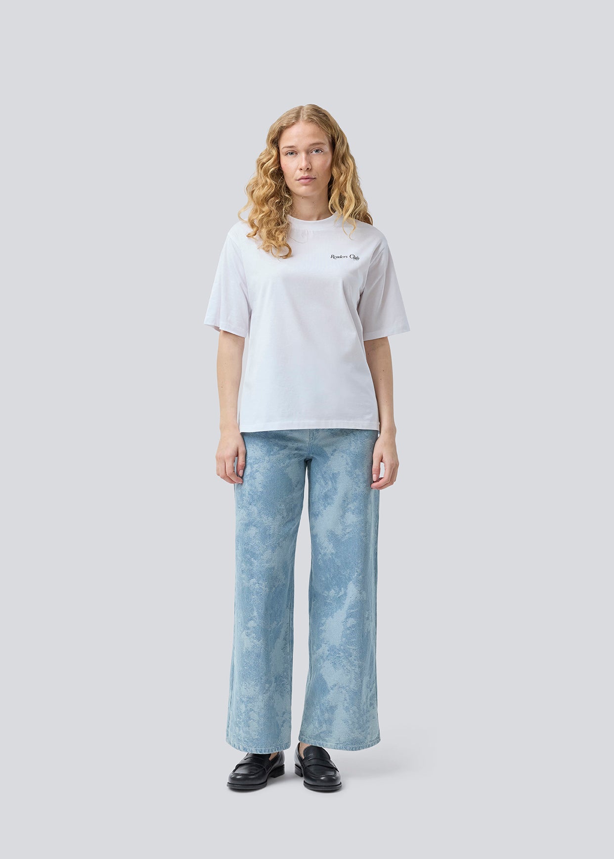 Løs t-shirt med print i 100% bomuld. Pipemd t-shirt har en oversize pasform og en rund &nbsp;hals. Modellen er 175 cm og har en str S/36 &nbsp;på.
