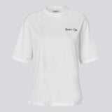 Løs t-shirt med print i 100% bomuld. Pipemd t-shirt har en oversize pasform og en rund &nbsp;hals. Modellen er 175 cm og har en str S/36 &nbsp;på.