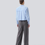 Kort skjorte i 100% økologisk bomuld. Poemymd shirt har en skjult knappelukning og manchet med bindebånds lukning. Modellen er 175 cm og har en str. s/36 på.