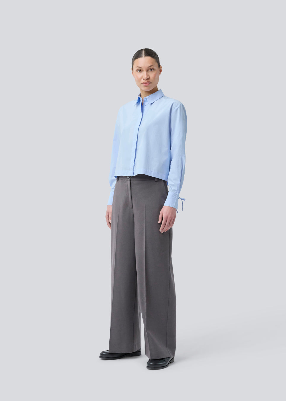 Kort skjorte i 100% økologisk bomuld. Poemymd shirt har en skjult knappelukning og manchet med bindebånds lukning. Modellen er 175 cm og har en str. s/36 på.