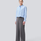 Kort skjorte i 100% økologisk bomuld. Poemymd shirt har en skjult knappelukning og manchet med bindebånds lukning. Modellen er 175 cm og har en str. s/36 på.