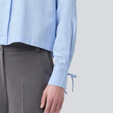 Kort skjorte i 100% økologisk bomuld. Poemymd shirt har en skjult knappelukning og manchet med bindebånds lukning. Modellen er 175 cm og har en str. s/36 på.