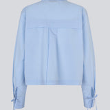 Kort skjorte i 100% økologisk bomuld. Poemymd shirt har en skjult knappelukning og manchet med bindebånds lukning. Modellen er 175 cm og har en str. s/36 på.