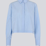 Kort skjorte i 100% økologisk bomuld. Poemymd shirt har en skjult knappelukning og manchet med bindebånds lukning. Modellen er 175 cm og har en str. s/36 på.
