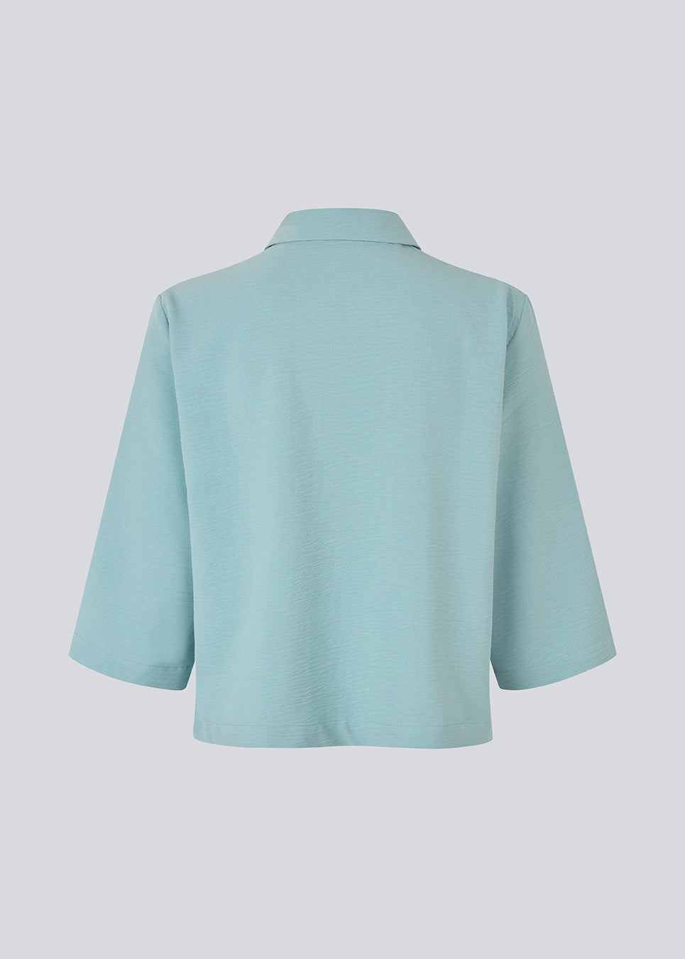 Skjorte med 3/4 ærmer i 100% genanvendt polyester. Popelmd shirt har en løspasform med knappelukning og skjortekrave.&nbsp;