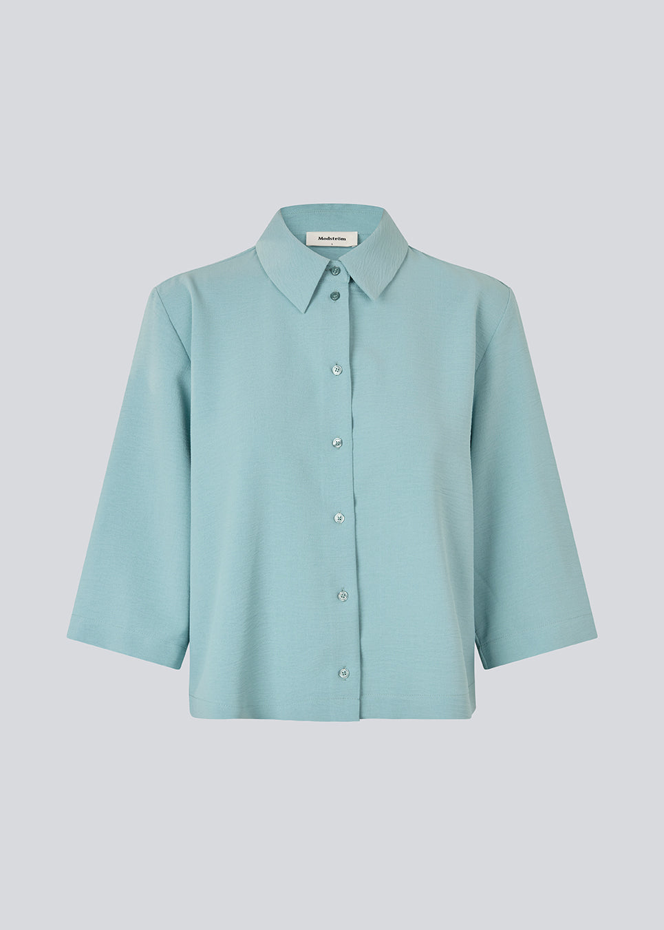 Skjorte med 3/4 ærmer i 100% genanvendt polyester. Popelmd shirt har en løspasform med knappelukning og skjortekrave.&nbsp;