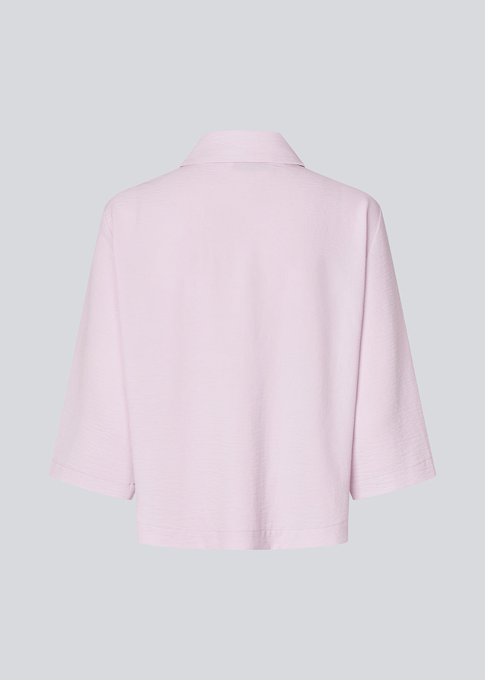 Skjorte med 3/4 ærmer i 100% genanvendt polyester. Popelmd shirt har en løspasform med knappelukning og skjortekrave.