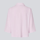 Skjorte med 3/4 ærmer i 100% genanvendt polyester. Popelmd shirt har en løspasform med knappelukning og skjortekrave.
