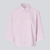 Skjorte med 3/4 ærmer i 100% genanvendt polyester. Popelmd shirt har en løspasform med knappelukning og skjortekrave.