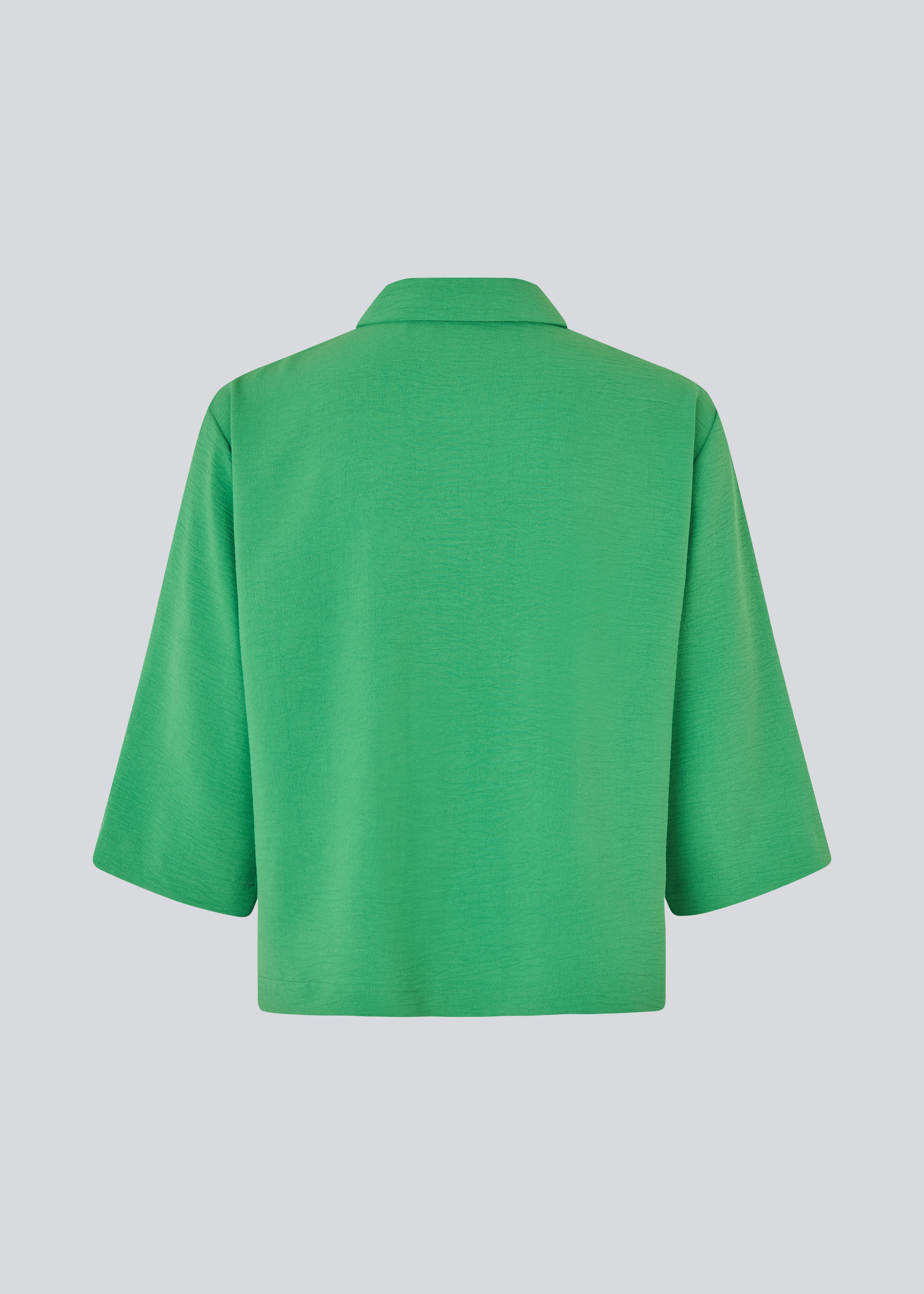 Skjorte med 3/4 ærmer i 100% genanvendt polyester i grøn. Popelmd shirt har en løspasform med knappelukning og skjortekrave.&nbsp;