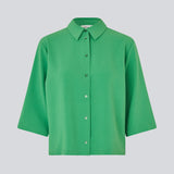 Skjorte med 3/4 ærmer i 100% genanvendt polyester i grøn. Popelmd shirt har en løspasform med knappelukning og skjortekrave.&nbsp;