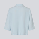 Skjorte med 3/4 ærmer i 100% genanvendt polyester i lyseblå. Popelmd shirt har en løspasform med knappelukning og skjortekrave.&nbsp;