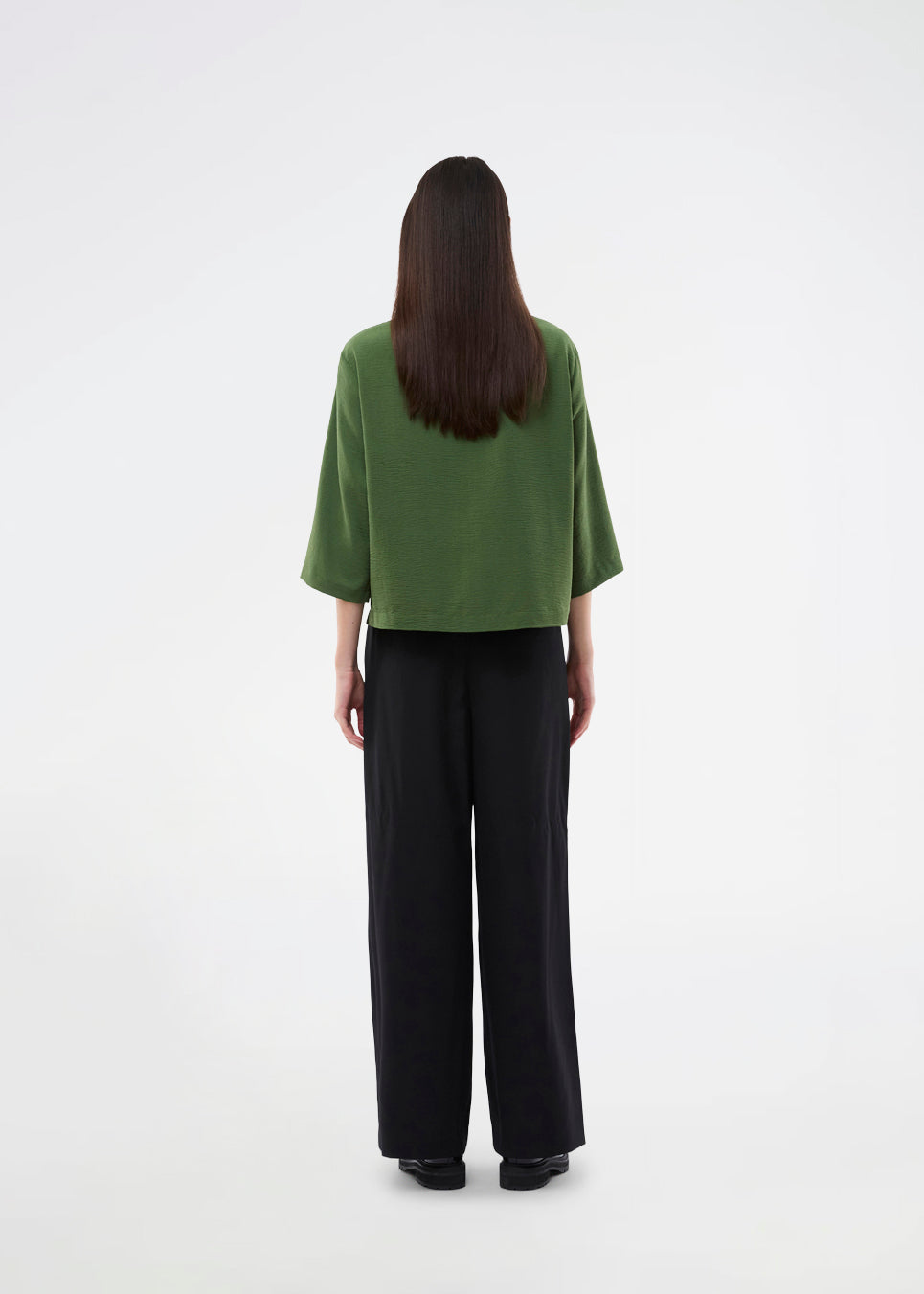 Skjorte med 3/4 ærmer i 100% genanvendt polyester. Popelmd shirt har en løspasform med knappelukning og skjortekrave. Modellen er 175 cm og har en str S/36 på.