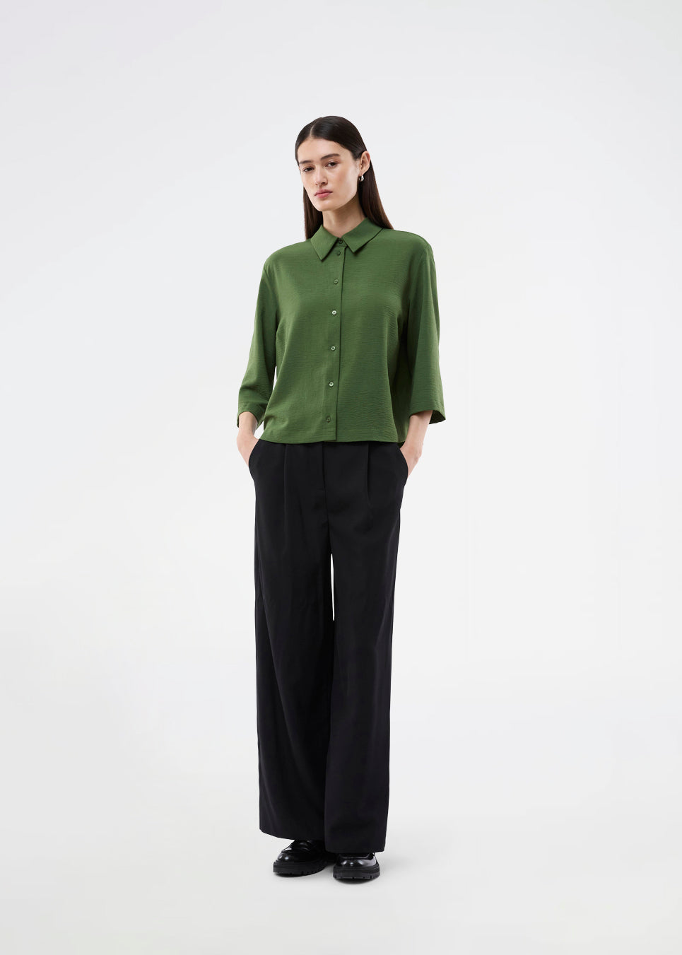 Skjorte med 3/4 ærmer i 100% genanvendt polyester. Popelmd shirt har en løspasform med knappelukning og skjortekrave. Modellen er 175 cm og har en str S/36 på.