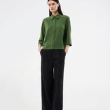 Skjorte med 3/4 ærmer i 100% genanvendt polyester. Popelmd shirt har en løspasform med knappelukning og skjortekrave. Modellen er 175 cm og har en str S/36 på.