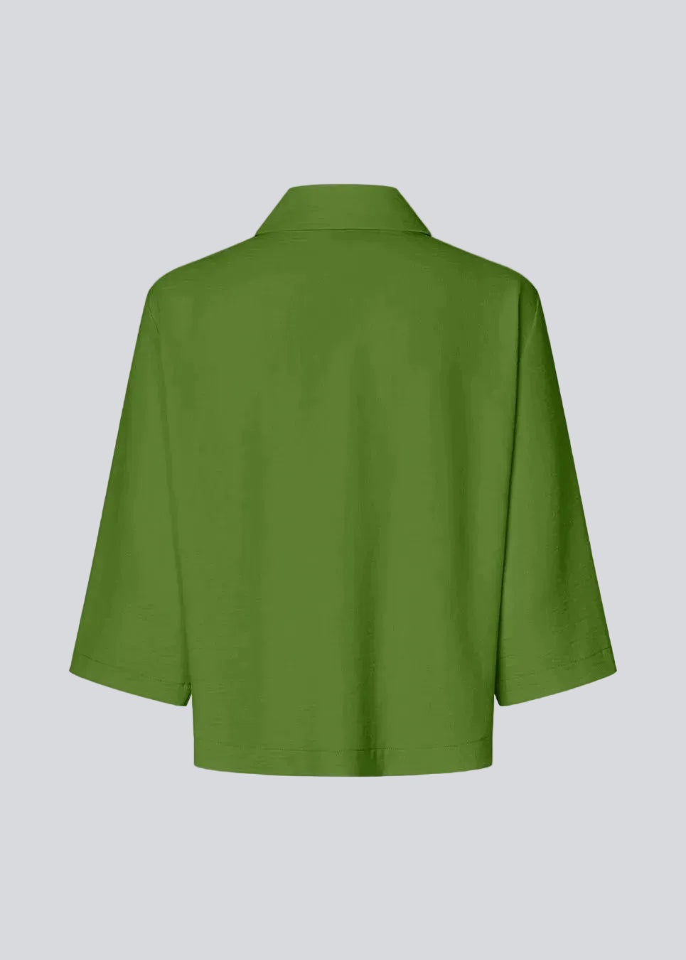 Skjorte med 3/4 ærmer i 100% genanvendt polyester. Popelmd shirt har en løspasform med knappelukning og skjortekrave. Modellen er 175 cm og har en str S/36 på.