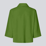 Skjorte med 3/4 ærmer i 100% genanvendt polyester. Popelmd shirt har en løspasform med knappelukning og skjortekrave. Modellen er 175 cm og har en str S/36 på.