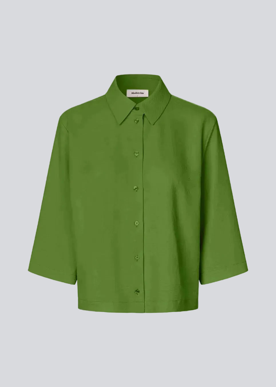 Skjorte med 3/4 ærmer i 100% genanvendt polyester. Popelmd shirt har en løspasform med knappelukning og skjortekrave. Modellen er 175 cm og har en str S/36 på.