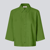 Skjorte med 3/4 ærmer i 100% genanvendt polyester. Popelmd shirt har en løspasform med knappelukning og skjortekrave. Modellen er 175 cm og har en str S/36 på.