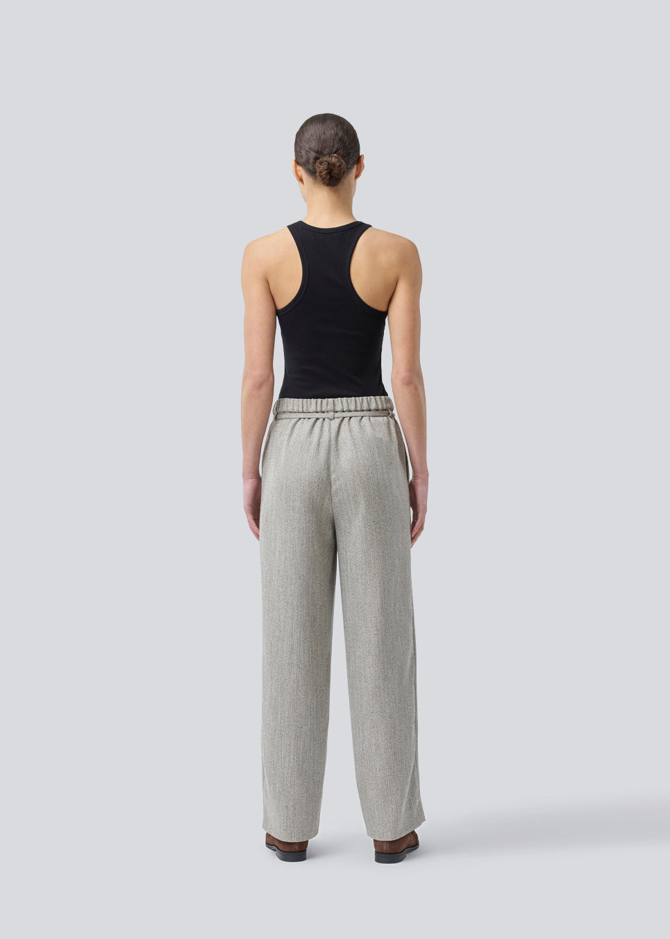 Bukser med lige ben og bindebånd i taljen. Popemd pants har en elastik i taljen og sidelommer. Modellen er 175 cm og har en str. S/36 på.