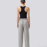 Bukser med lige ben og bindebånd i taljen. Popemd pants har en elastik i taljen og sidelommer. Modellen er 175 cm og har en str. S/36 på.