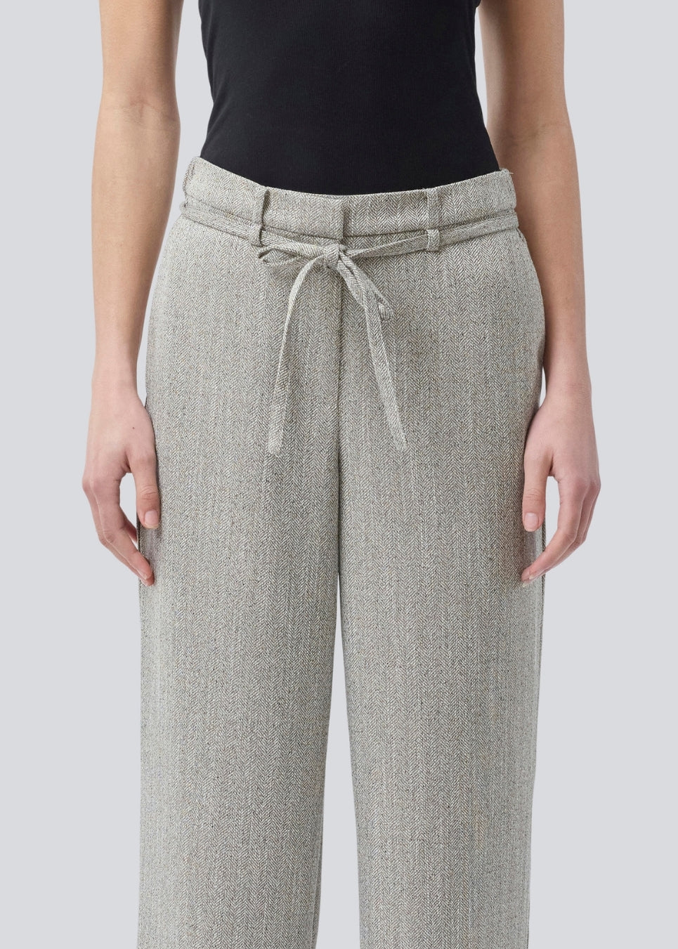 Bukser med lige ben og bindebånd i taljen. Popemd pants har en elastik i taljen og sidelommer. Modellen er 175 cm og har en str. S/36 på.