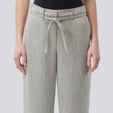 Bukser med lige ben og bindebånd i taljen. Popemd pants har en elastik i taljen og sidelommer. Modellen er 175 cm og har en str. S/36 på.