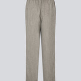 Bukser med lige ben og bindebånd i taljen. Popemd pants har en elastik i taljen og sidelommer. Modellen er 175 cm og har en str. S/36 på.