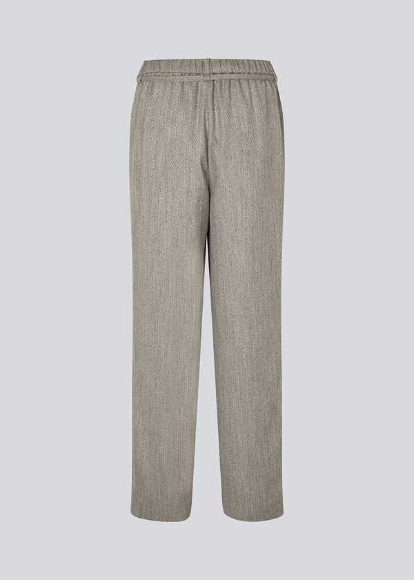 Bukser med lige ben og bindebånd i taljen. Popemd pants har en elastik i taljen og sidelommer. Modellen er 175 cm og har en str. S/36 på.